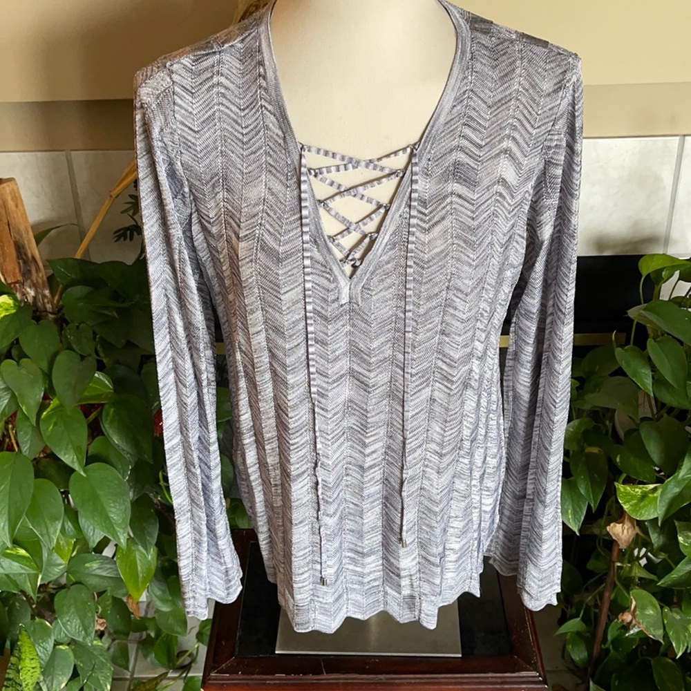 Beautiful White House Black Market blouse (187)